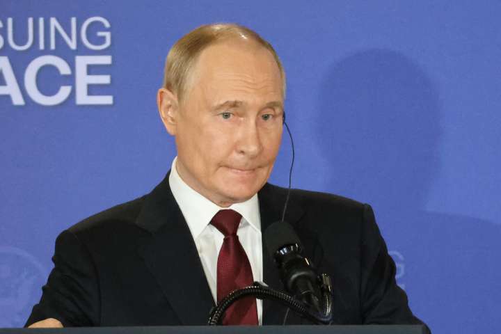 Ofrenda floral de Putin en cementerio de Alaska donde yacen restos de pilotos soviéticos