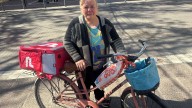 Alejandra reparte pedidos en su bici para llegar a fin de mes y su historia conmovió en Nihuil