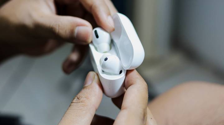 Así funciona la nueva opción de los AirPods que pausa el audio cuando te quedas dormido