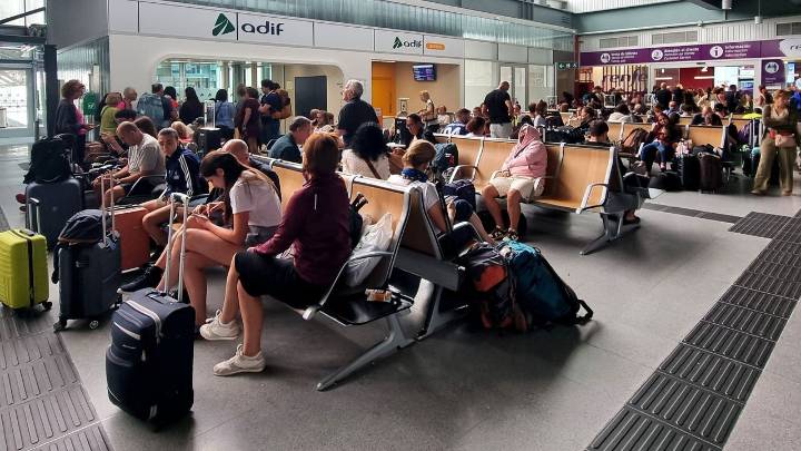La desesperación para moverse entre Madrid y Galicia con el tren suspendido