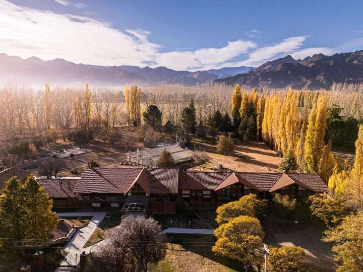 En Mendoza. La historia detrás de la reapertura de un hotel que fue un castillo y está ubicado donde filmó Brad Pitt