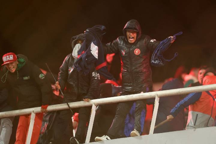 “La institución actuará con la mayor firmeza”: Conmebol se pronuncia por el cancelado partido entre Independiente y Universidad de Chile
