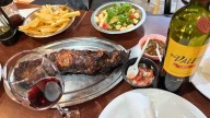 Dos personas comen costillita de cerdo por $20.000 en este bodegón