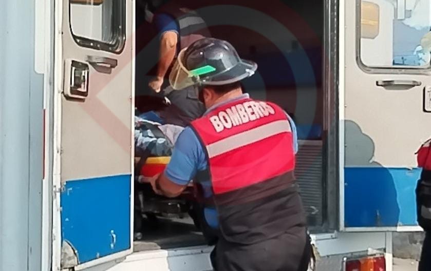 Choque de camioneta con motocicleta dejó un herido