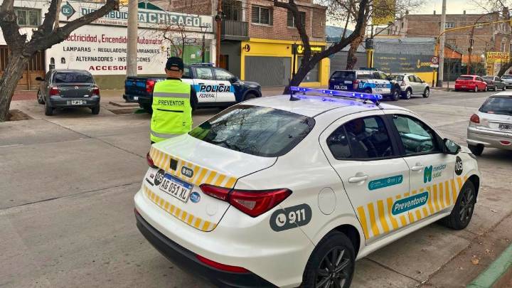 Realizaron múltiples allanamientos para desbaratar una banda que vendía drogas online