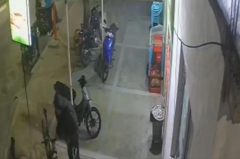 Así robaron una bicicleta frente a un local comercial en el corazón de La Católica