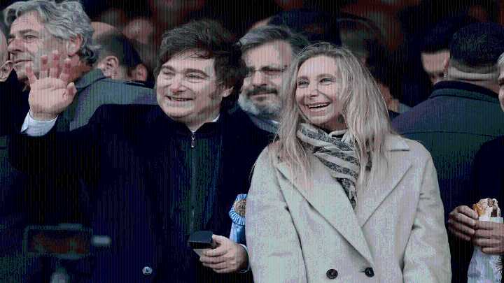 El presidente de Argentina Javier Milei en problemas: Escándalo de corrupción golpea intención de voto a días de las elecciones
