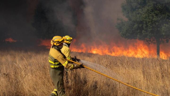 El momento del desalojo de los pueblos de León por el incendio de Zamora: "Riesgo de incendio, desalojen el pueblo"
