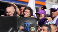 Apedrean a Javier Milei durante una caravana electoral (Video)