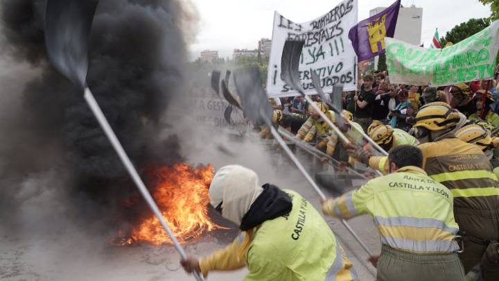 Bomberos forestales se concentran frente a las Cortes para protestar por la gestión de los incendios