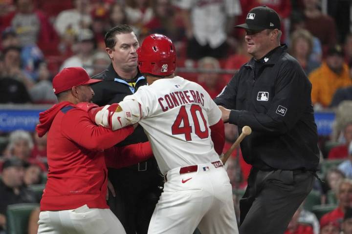 Willson Contreras ejected, hits own coach with bat in Cardinals' win over Pirates