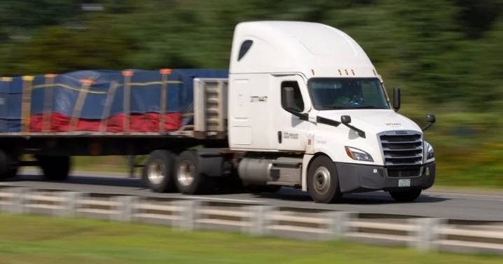 Camioneros inmigrantes temen más restricciones tras la suspensión de visas