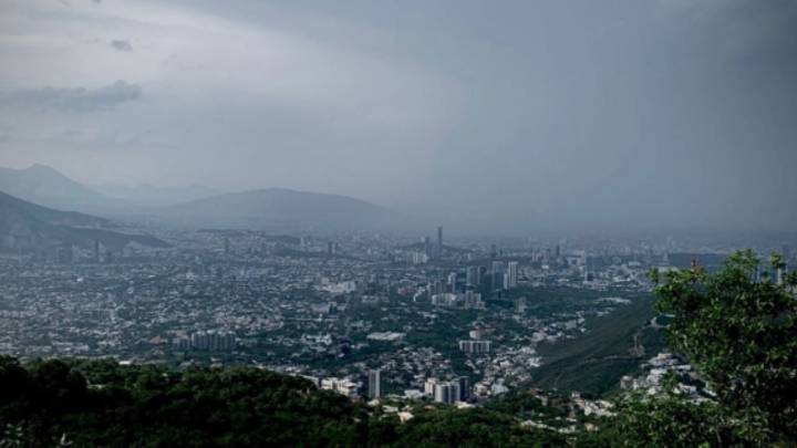 En medio de fuerte calor, cae la lluvia en Monterrey y Área Metropolitana
