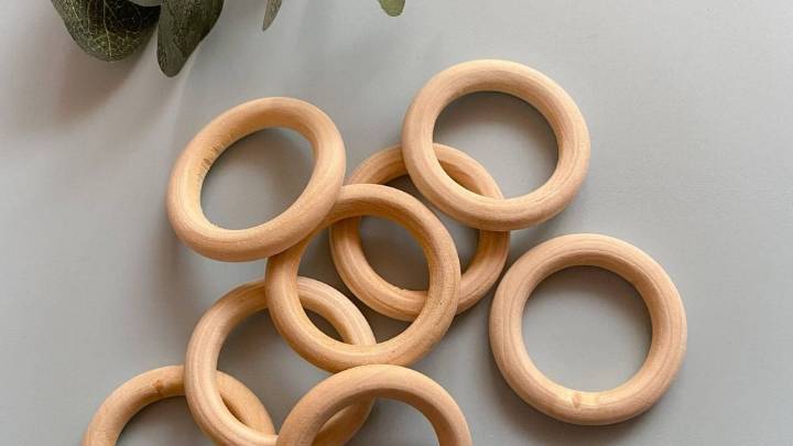 Si tenés argollas de madera viejas o rotas, guardalas y creá estos portavelas con mucho estilo