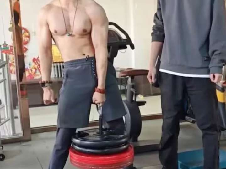 El impactante video del hombre que levantó 145 kilos sólo con una parte de su cuerpo y entró al Guinness