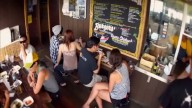 "Nuestros camareros sirven cañas, no plátanos": el dueño de un bar entra en shock al ver llegar a una clienta con un mono en su hombro