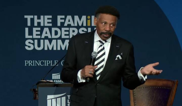 Pastor Tony Evans regresa a la predicación mientras su restauración al ministerio es incierta