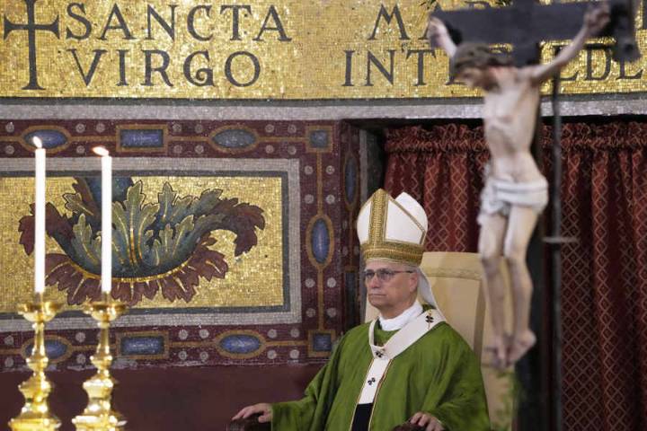 Pope Leo celebrates Mass for homeless people