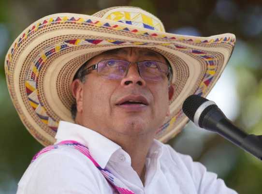 Helicóptero derribado y bomba en Cali: Petro exige justicia internacional y declara emergencia
