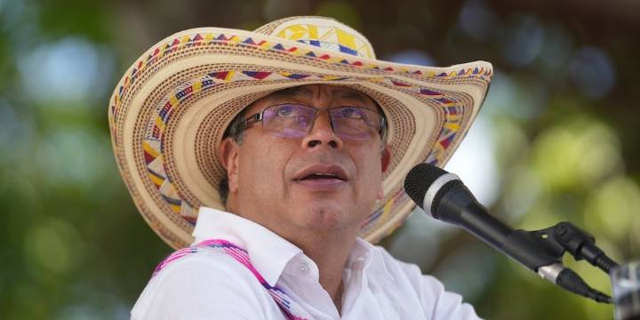 Petro pidió un minuto de silencio por víctimas de atentados terroristas en Amalfi y Cali, que desataron ola de críticas contra su Gobierno