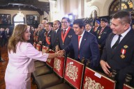 La presidenta de Perú desacata a la Corte IDH y promulga amnistía para policías y militares