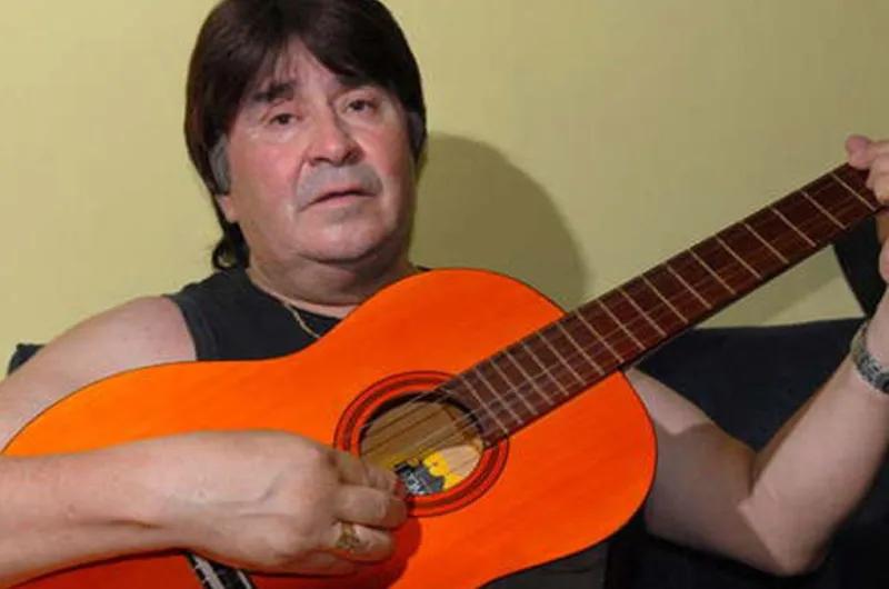 Johnny Mendizábal, la voz inconfundible de Los Alfiles