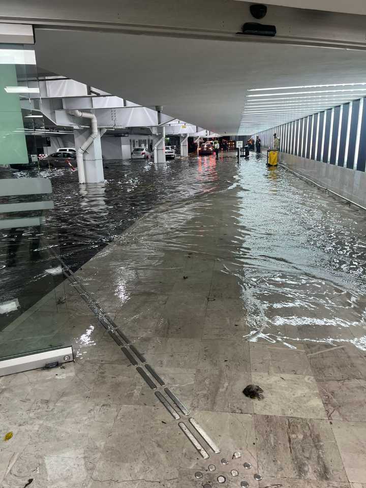 Por intensas lluvias, AICM suspende operaciones hasta la media noche