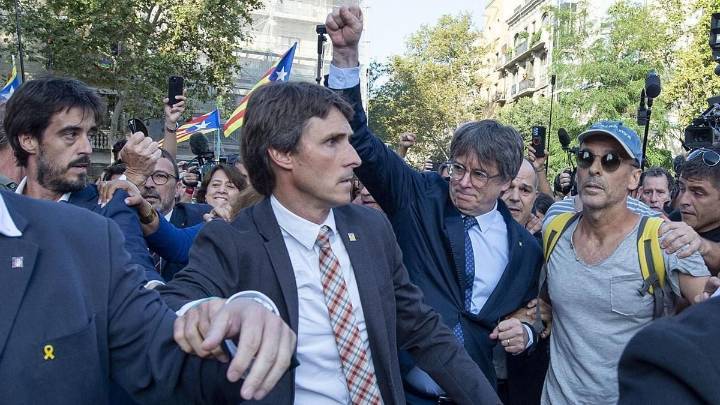 Los Mossos suspenden temporalmente el expediente disciplinario a los agentes que ayudaron a Puigdemont a escapar