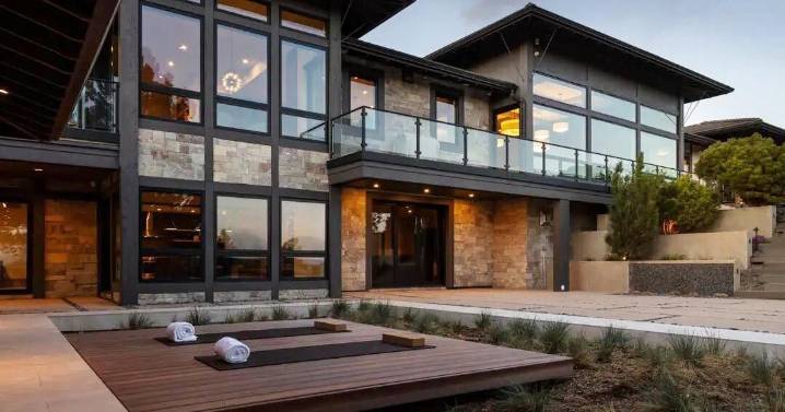 A gate within a gate reveals an $8.75 million cliff house 
