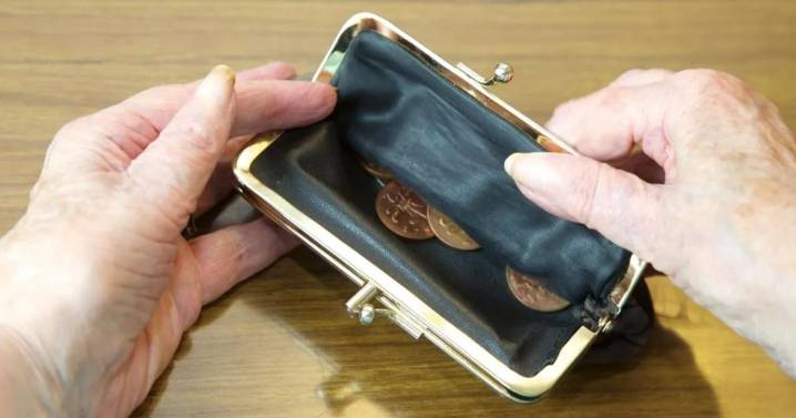 People on Universal Credit and PIP wake up to mystery DWP payment and reference