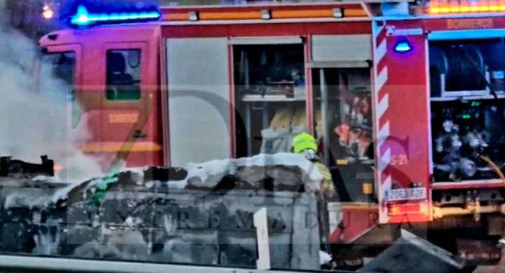 Sale ardiendo una furgoneta y provoca un incendio forestal en la provincia de Cáceres