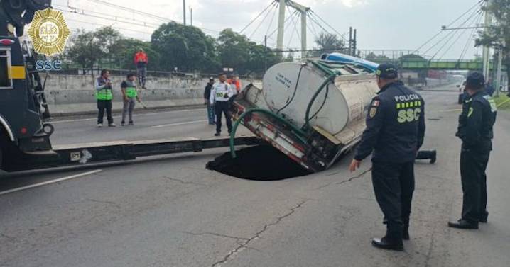 Pipa de agua cae en socavón de Calzada Ignacio Zaragoza y provoca caos vial en Iztapalapa (fotos)