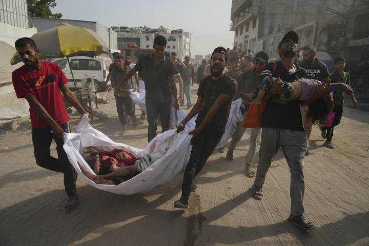 Israeli strikes kill journalists and aid-seekers as Australia backs Palestinian statehood