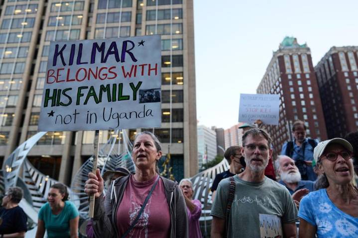Qué saber sobre las políticas de deportación de Trump que podrían enviar a Ábrego García a Uganda