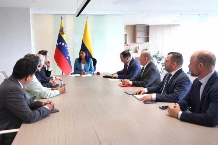 Venezuela y Colombia revisan agenda de cooperación energética