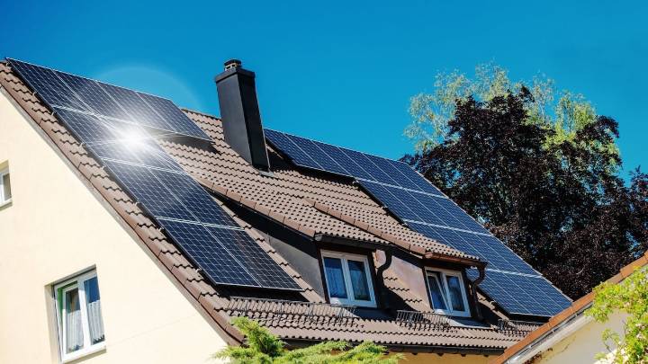 El kit básico de paneles solares que debe comprar para su casa si quiere reducir drásticamente el consumo de energía