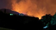Arde con fuerza el incendio de Jarilla durante la noche