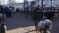 En pleno Vaca Muerta y rodeados de pozos petroleros, vecinos del Oeste hacen fila para conseguir garrafas sociales