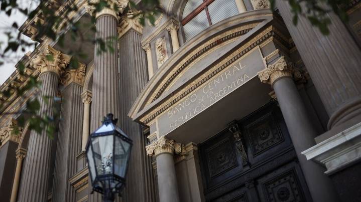 Las cinco claves de la última medida del Gobierno para mantener al dólar estable