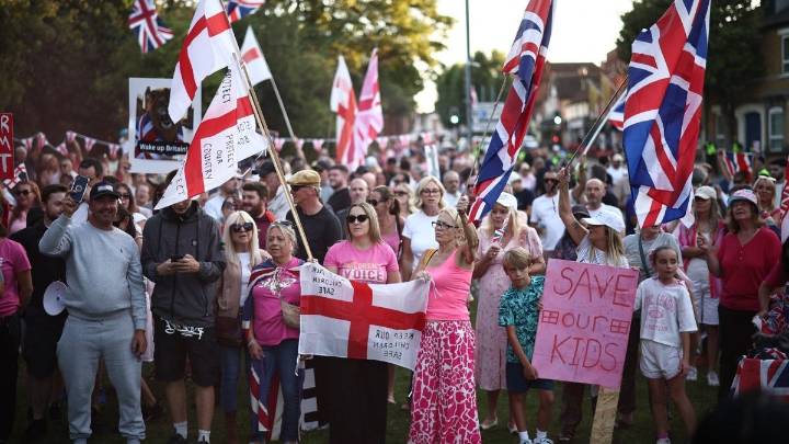 Labour panic as ‘dire’ asylum figures add to migrant hotel woes