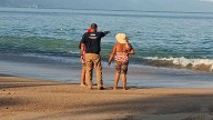 Bañistas ignoran bandera roja y arriesgan su vida en playas de Puerto Vallarta