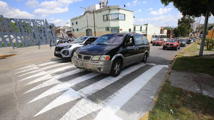 Automovilistas poblanos, divididos por nuevos topes frente al Congreso poblano