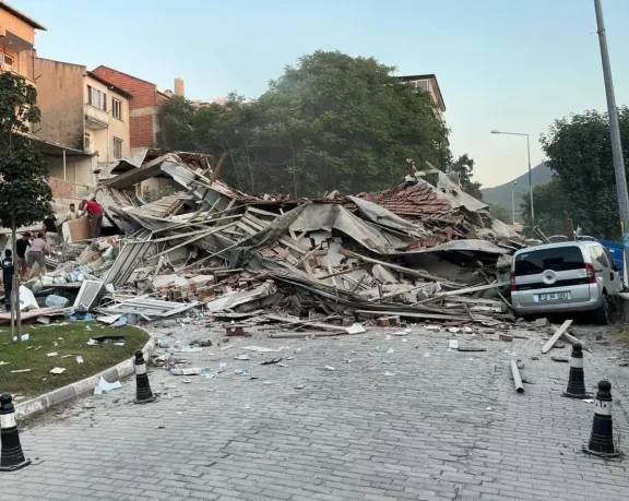 Al menos un muerto y 29 heridos debido a sismo de magnitud 6,1 sacudió el oeste de Turquía