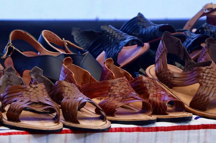 Adidas ofrece disculpa pública tras plagiar huaraches oaxaqueños