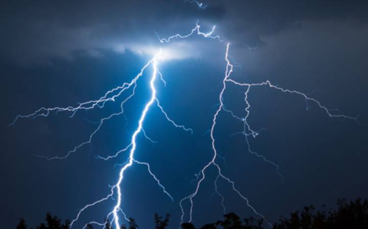 Tormenta en CdMx: trueno activa alertas de sismo de SkyAlert