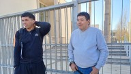 Un vecino denuncia que le usurparon un terreno: se encadenó en Tribunales