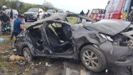 Fuerte volcadura deja personas atrapadas y heridas en Linares; hay una en estado grave