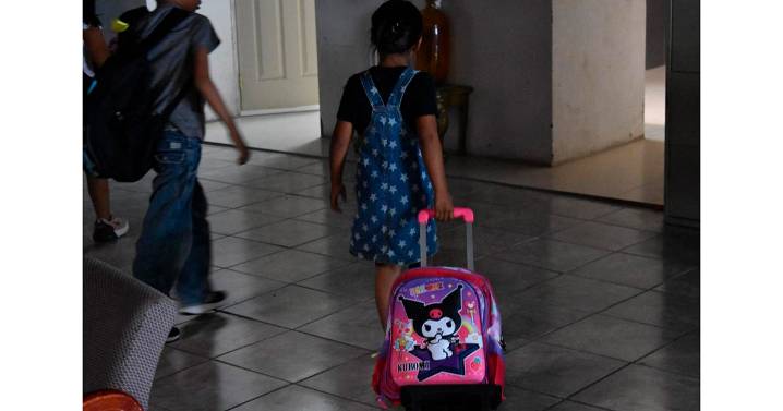 Niños en situación vulnerable tendrán calzado y artículos escolares