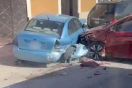 Automóvil impacta a tres vehículos en el centro de Mérida y conductor intenta darse al fuga