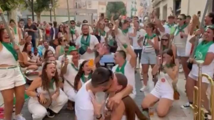 Romántica pedida de mano en mitad de una charanga en las fiestas de San Lorenzo: "Quería que fuera memorable"